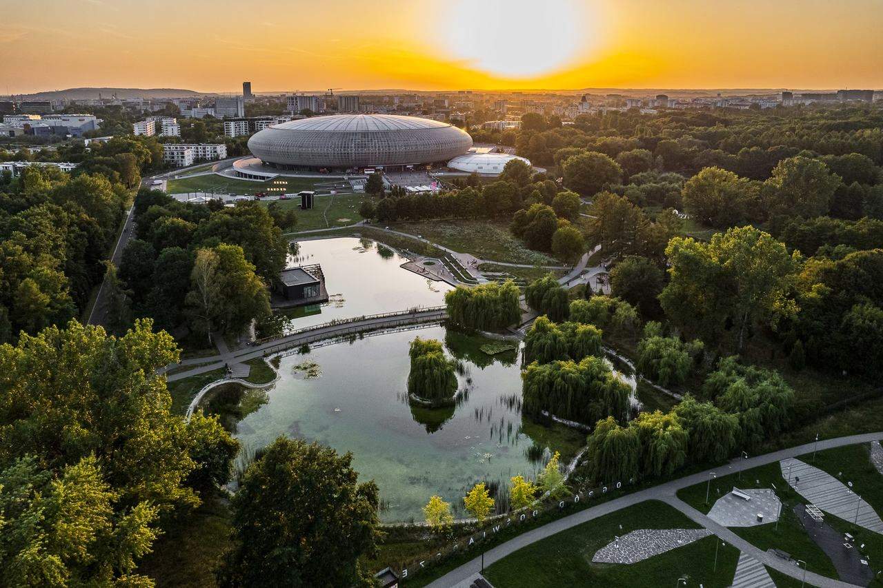 Zachód słońca nad Tauron Areną i Parkiem Lotników Polskich w Czyżynach