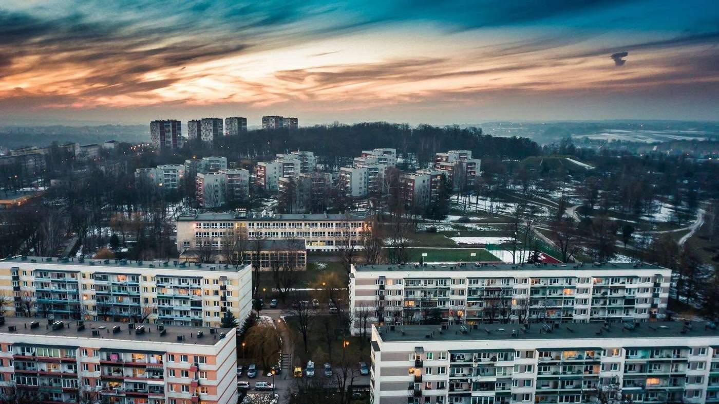Osiedle mieszkaniowe w Mistrzejowicach o zmierzchu, Kraków